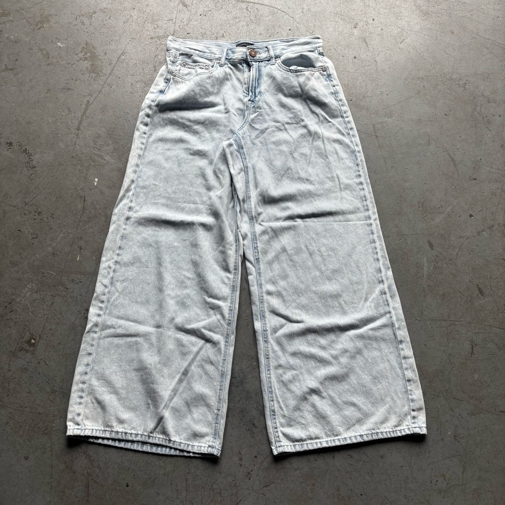 High-waisted, wide-leg blue denim jeans